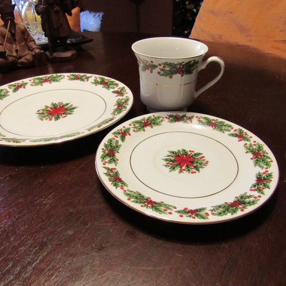 🎄(Reduced) Vintage Christmas Holly Berries 24K Gold Tea Cup/Dessert Plate Set - Picture 10 of 15